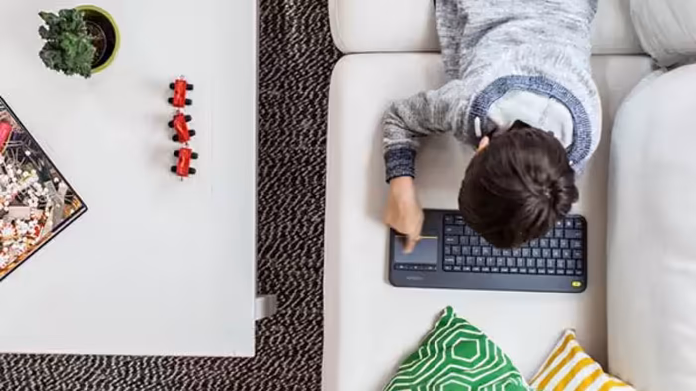 Logitech K400 PLUS keyboard with its customisable control keys highlighted