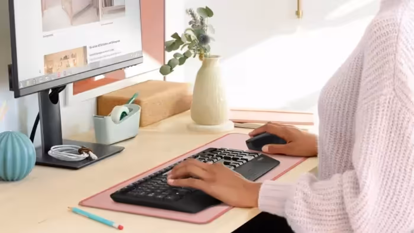 Ergonomic right-handed mouse supplied with the Logitech MK345 combo