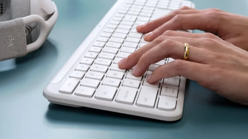 Signature Plus Mouse M750 featuring SilentTouch technology for quiet operation