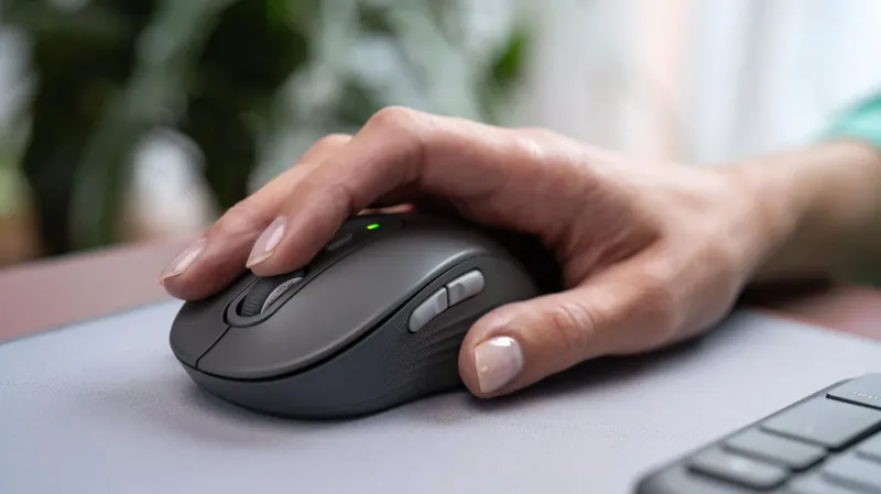 Signature Plus Mouse M750 SmartWheel for precise line-by-line or fast scrolling