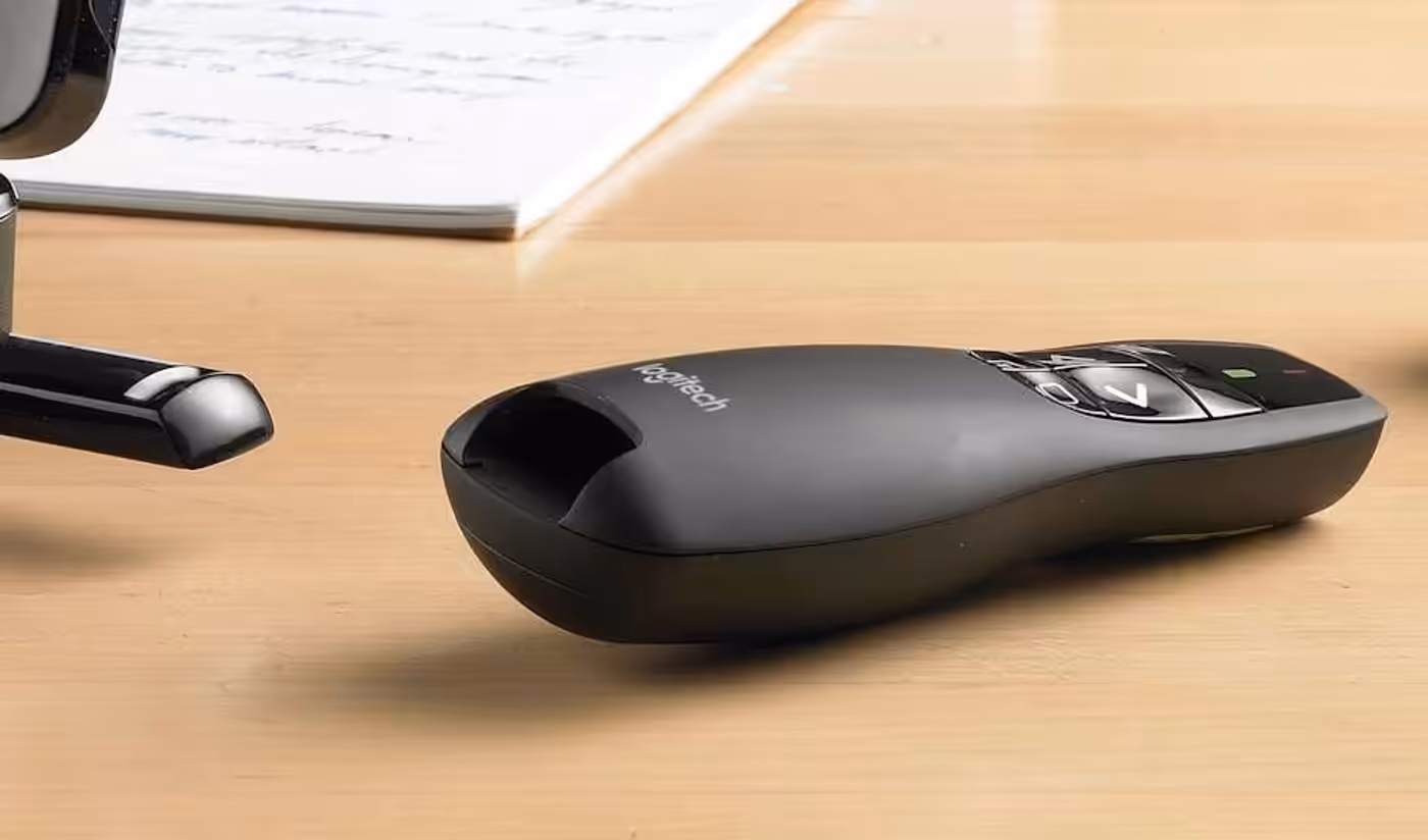 Plug-and-play wireless receiver connected for presentation use