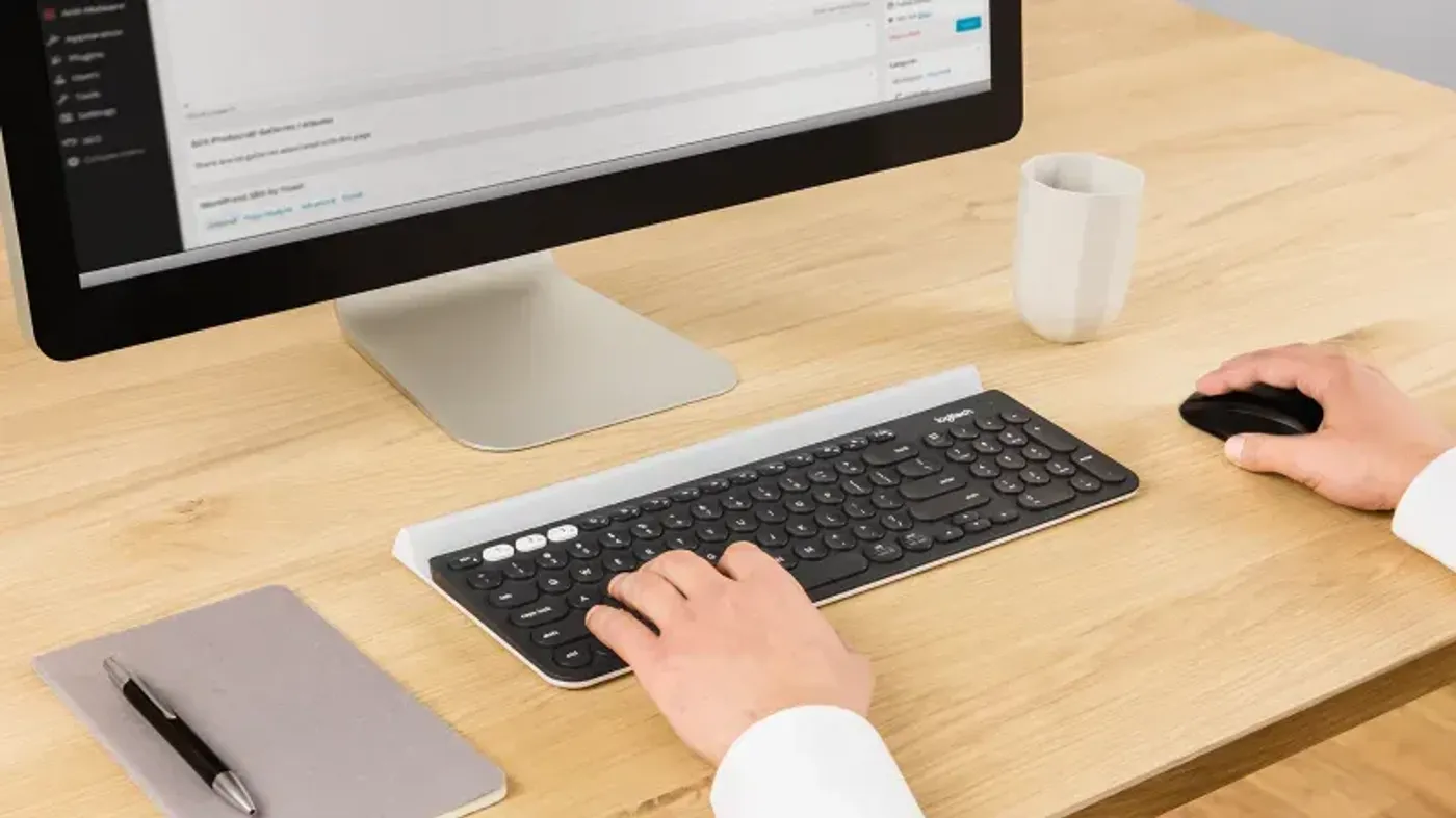 Logitech Unifying receiver linking a dual connectivity mouse to a second computer
