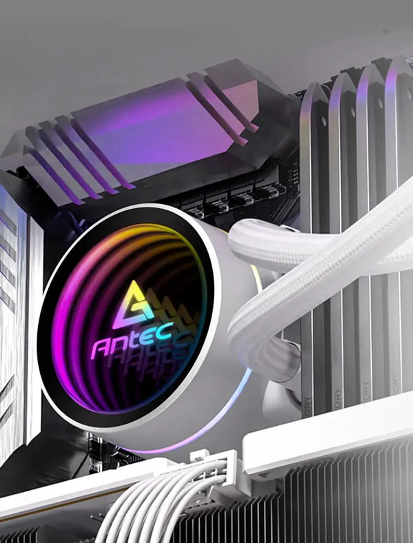 Infinity mirror pump head with multi-angle lighting effects