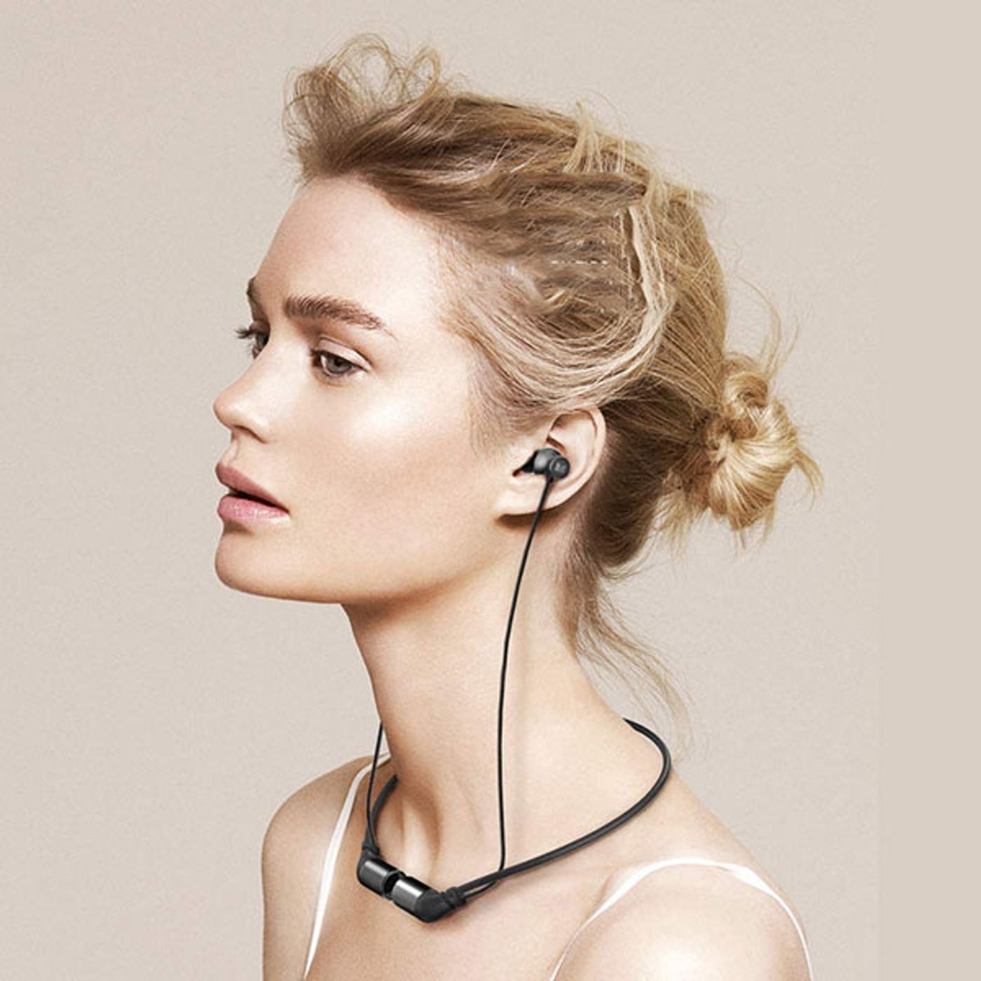Monster iSport Solitaire illustrating its Normal and Turbo sound profiles