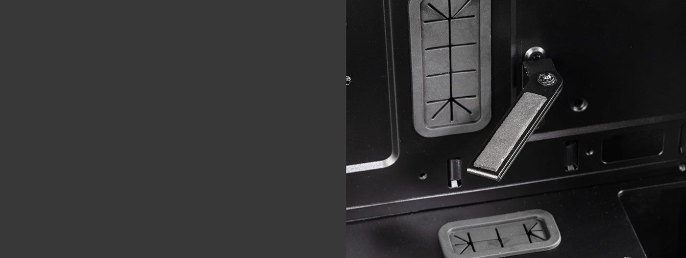 VGA support bracket fitted inside the MSI MAG VAMPIRIC 300R