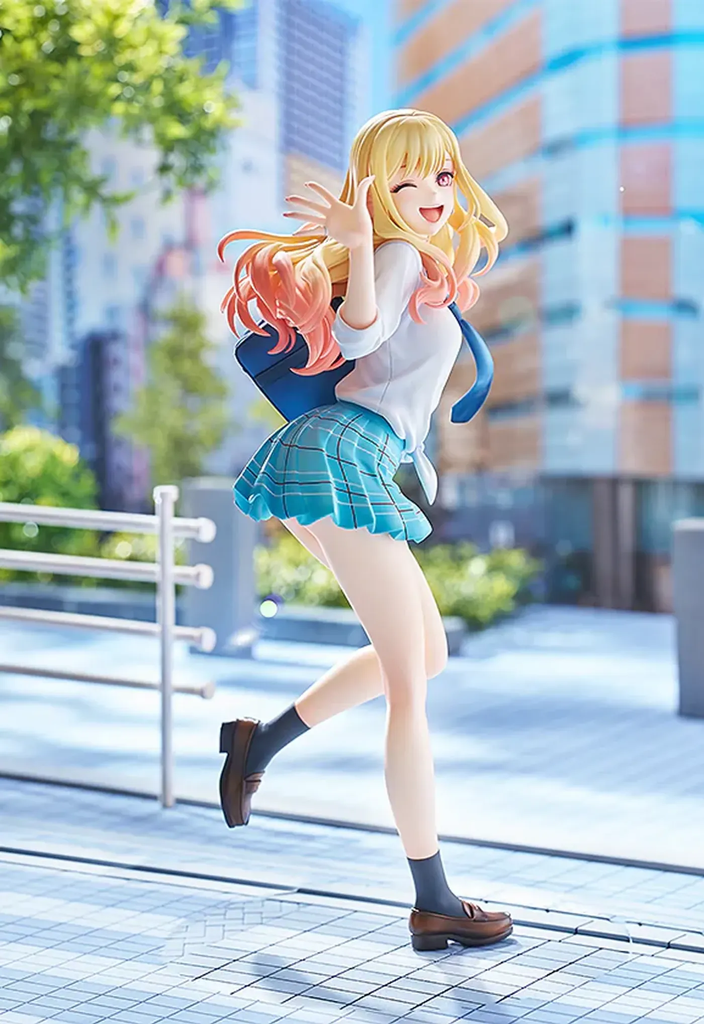 Detail of Marin Kitagawa's curly hairstyle on the 1/7 scale figure