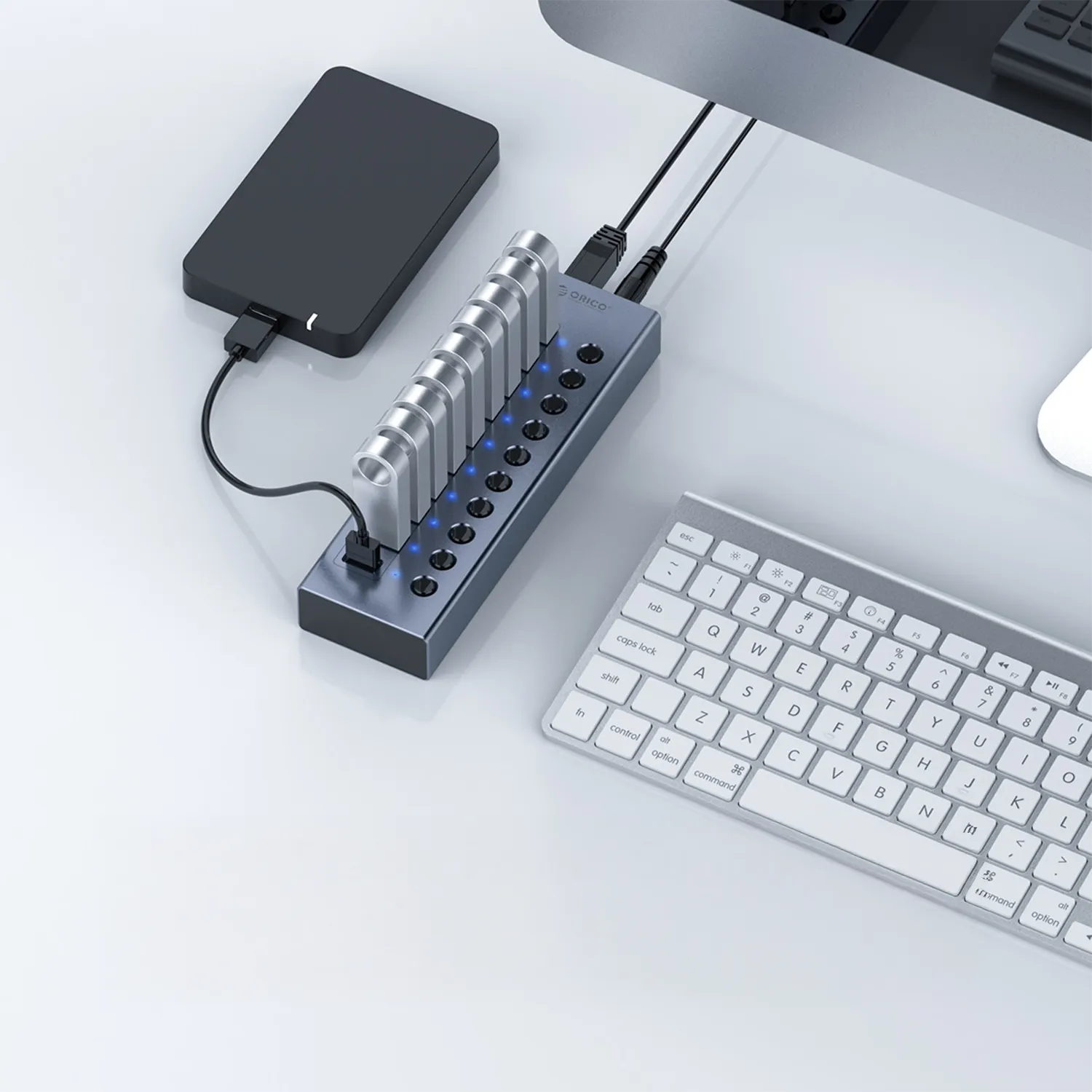USB hub with stable external power supply for multiple devices