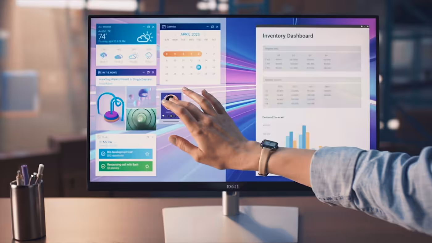 Une personne d’affaires touche l’écran d’un moniteur concentrateur tactile USB-C Dell Pro 24 Plus-P2424HT