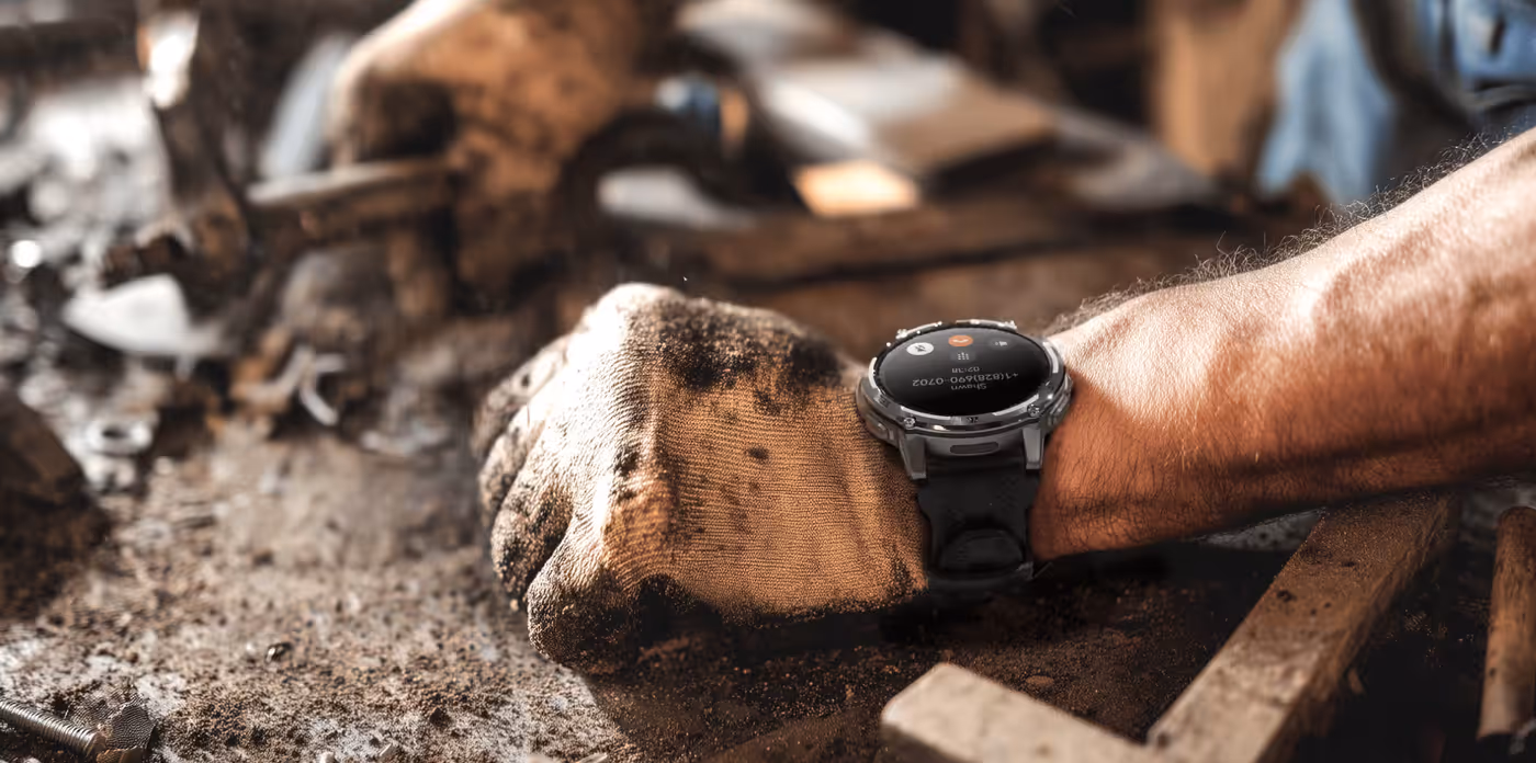 Smartwatch demonstrating Bluetooth calling with speaker and microphone interface