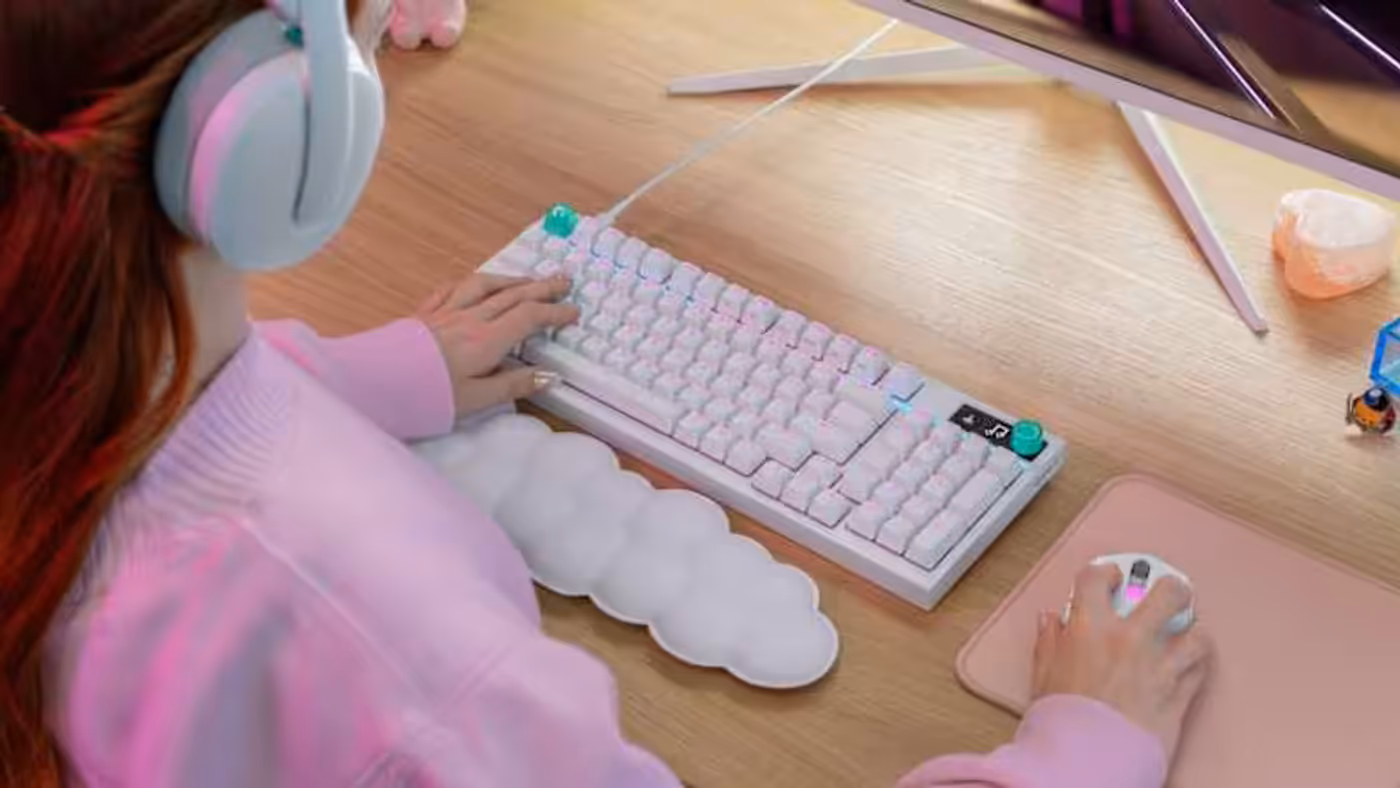 Player using mouse demonstrating LIGHTSPEED wireless, lag-free connection