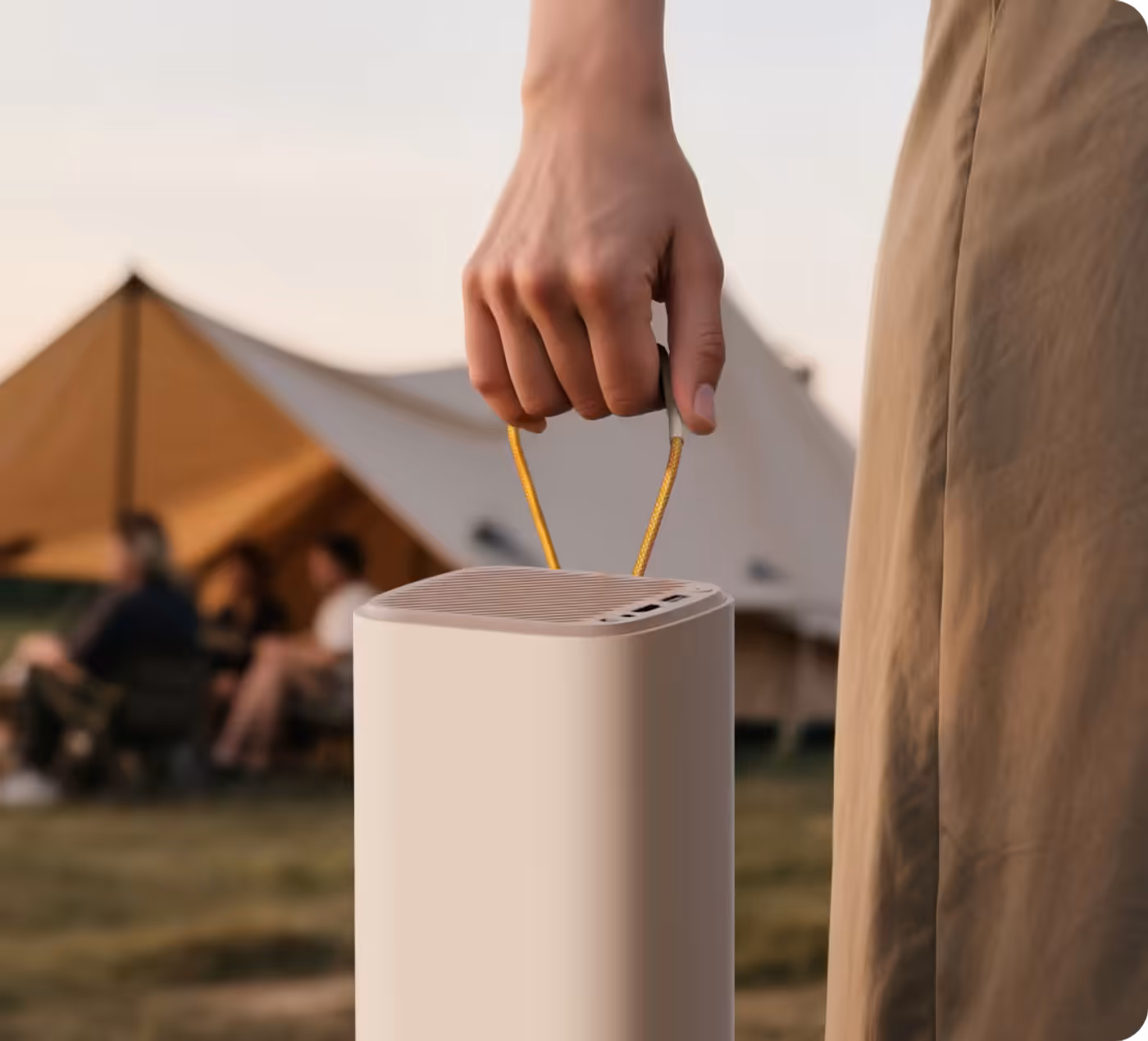 Ergonomic carrying handle on the T1 Pro projector