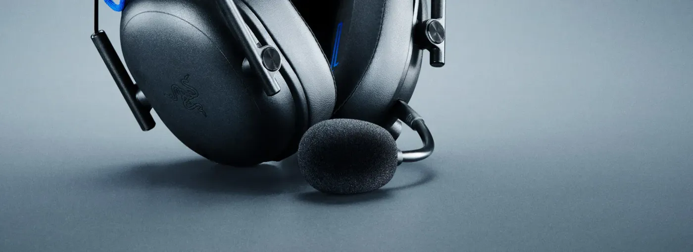 Detachable Razer HyperClear Super Wideband microphone for high-definition pro-level voice quality