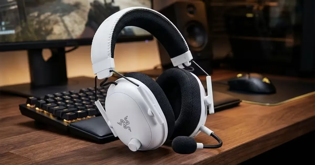 Razer BlackShark V3 Pro White Wireless Gaming Headset — 70H