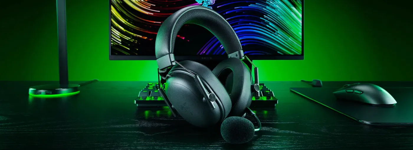 Detachable Razer HyperClear Super Wideband 9.9mm microphone for clear voice communication