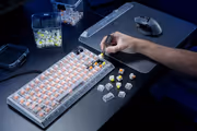 razer-blackwidow-v4-75-percent-phantom-white-1500px-tu3-0001.avif