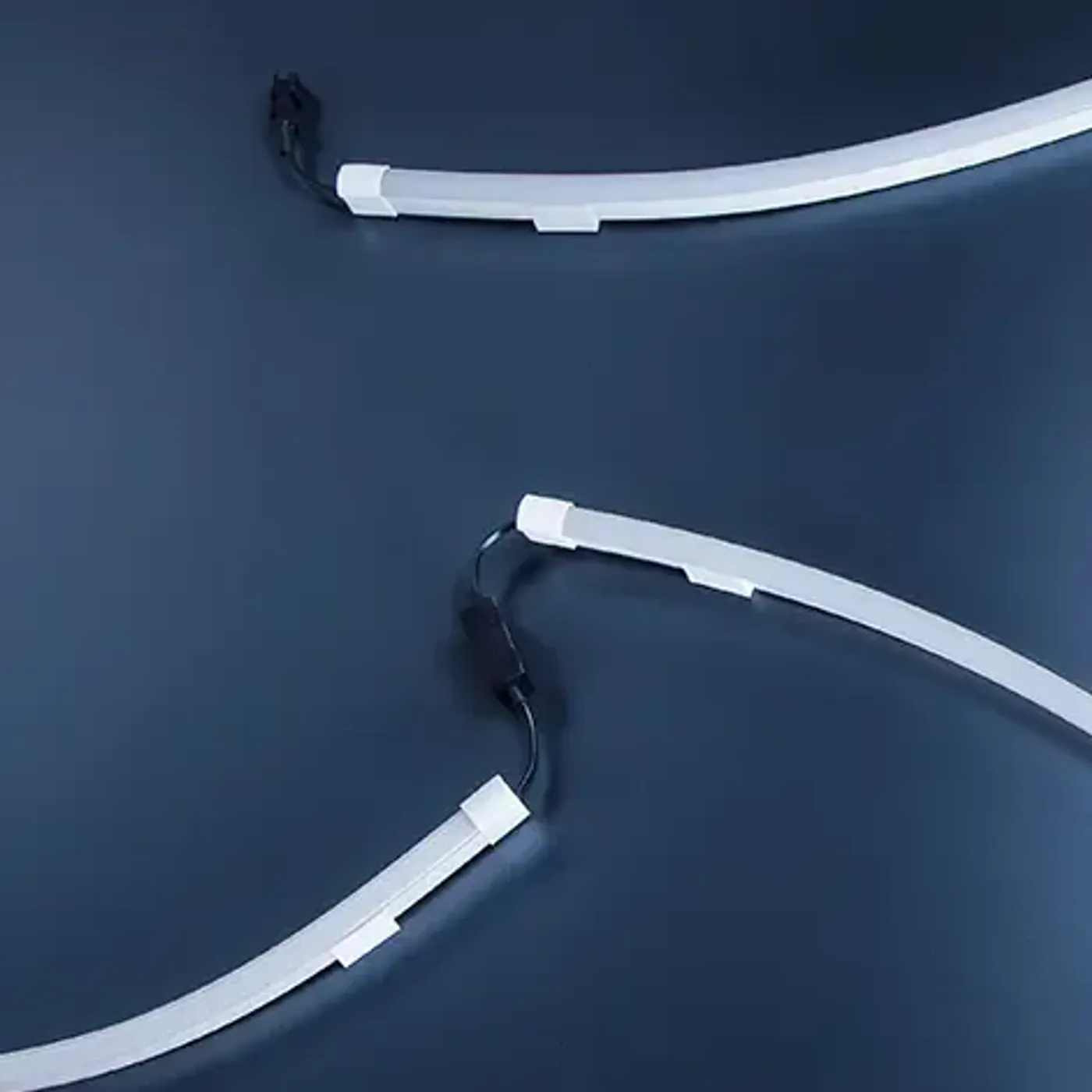 The three Razer Chroma light strips in 100 cm and 50 cm lengths