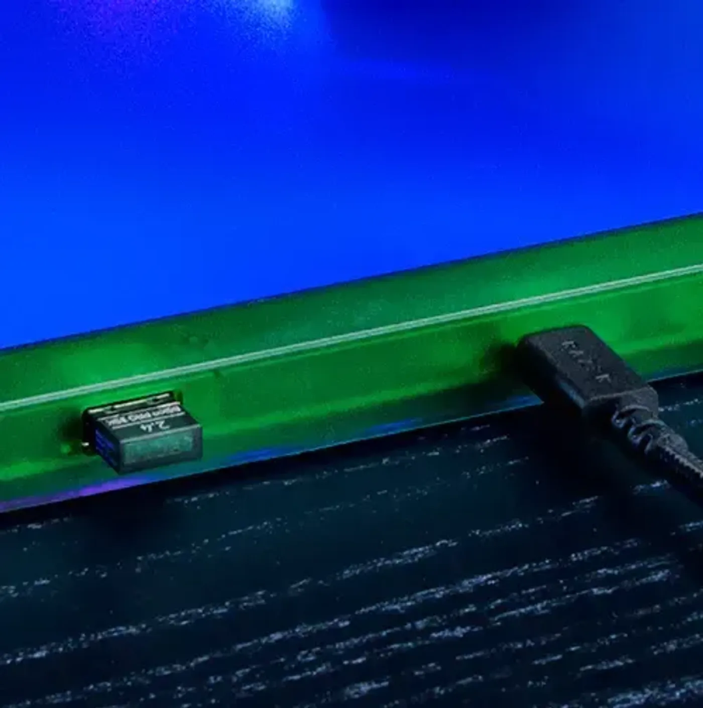 Razer Firefly V2 Pro mousepad featuring integrated USB 2.0 port for easy connectivity