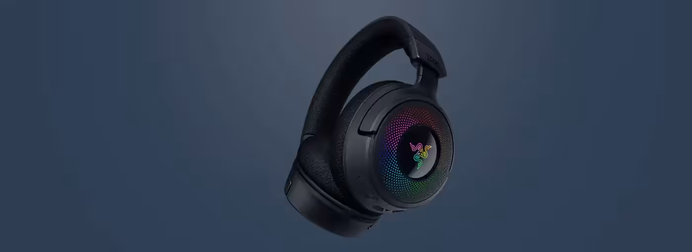 Retractable Razer HyperClear Super Wideband microphone for high-definition voice quality