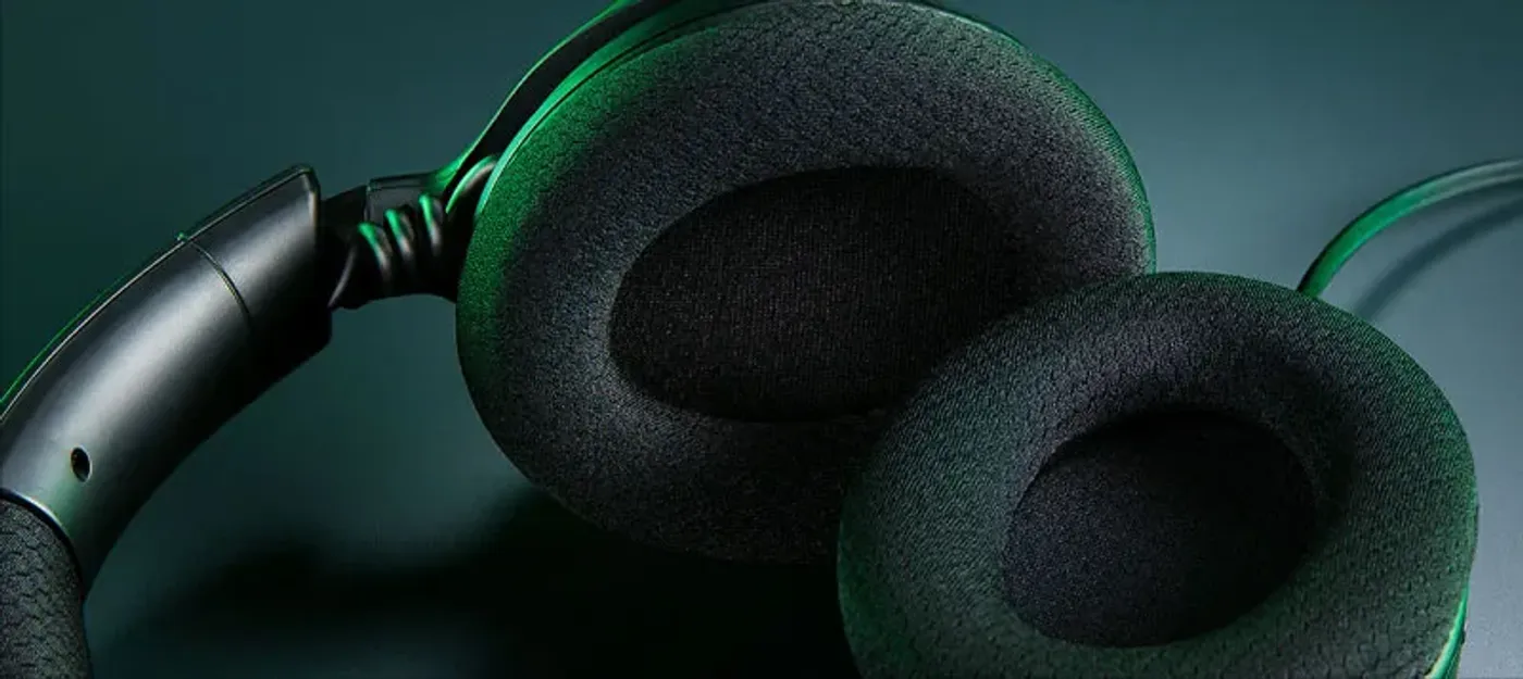 Hybrid fabric and leatherette memory foam cushions on the Razer headset