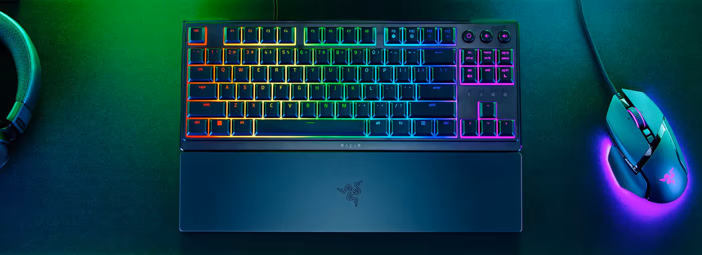 Magnetic soft-touch wrist rest for extended gaming support