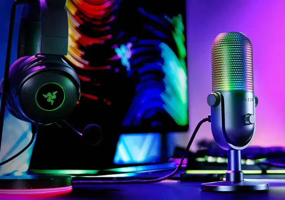 Razer Seiren v3 Chroma USB Microphone — Supercardioid, Tap-to-Mute