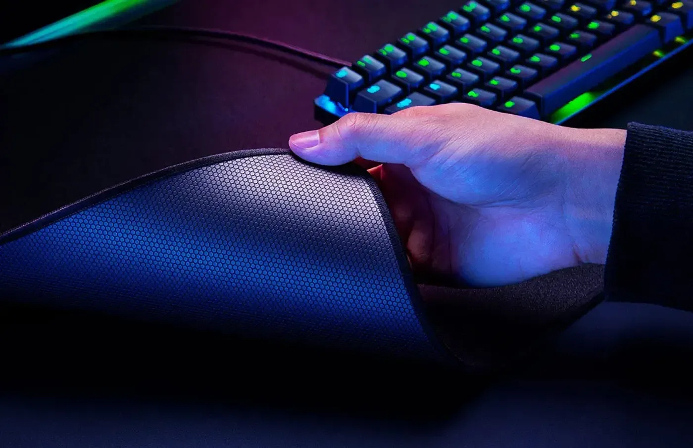 Hybrid soft and hard surface design of the Razer Strider mousepad