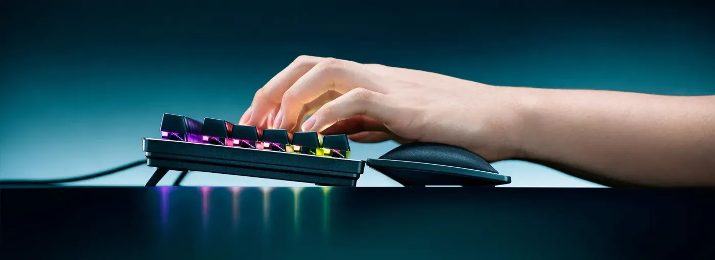 Non-slip rubber feet on the bottom of the Razer Ergonomic Wrist Rest