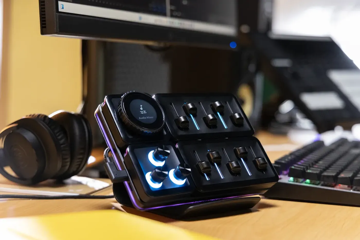 Overview of supported creative and streaming applications including Photoshop and Premiere Pro