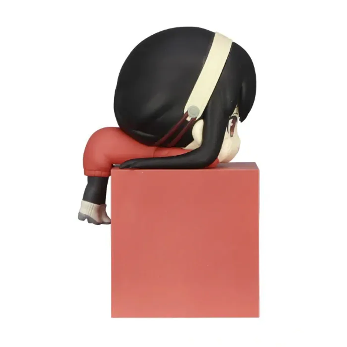 Side view of the Yor Forger Hikkake figure in its dynamic pose