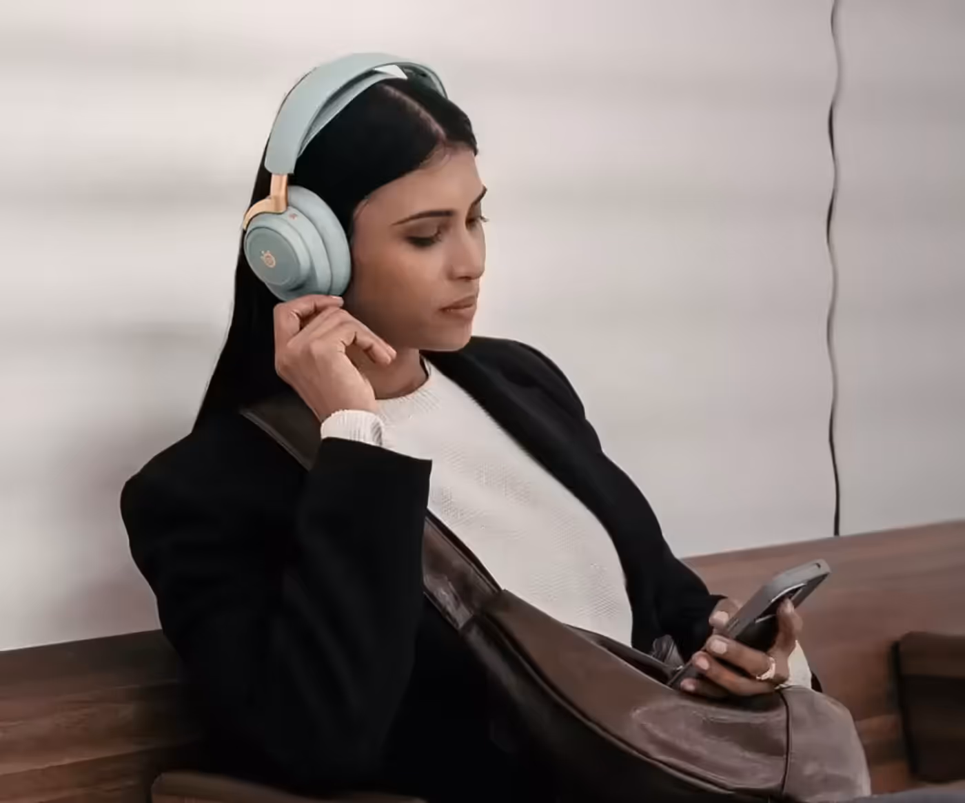 SteelSeries Arctis Nova Elite Wireless automatic mic switching