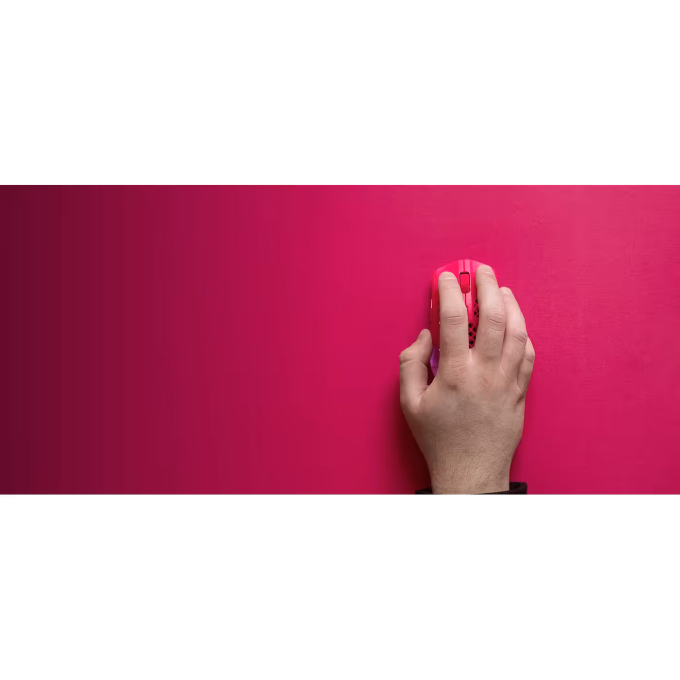 Hand and mouse on the magenta QcK Heavy cloth surface