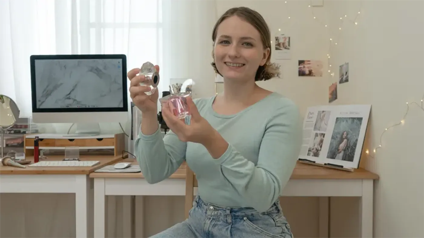 Streamplify CAM Webcam demonstrating its wide 90-degree viewing angle capabilities