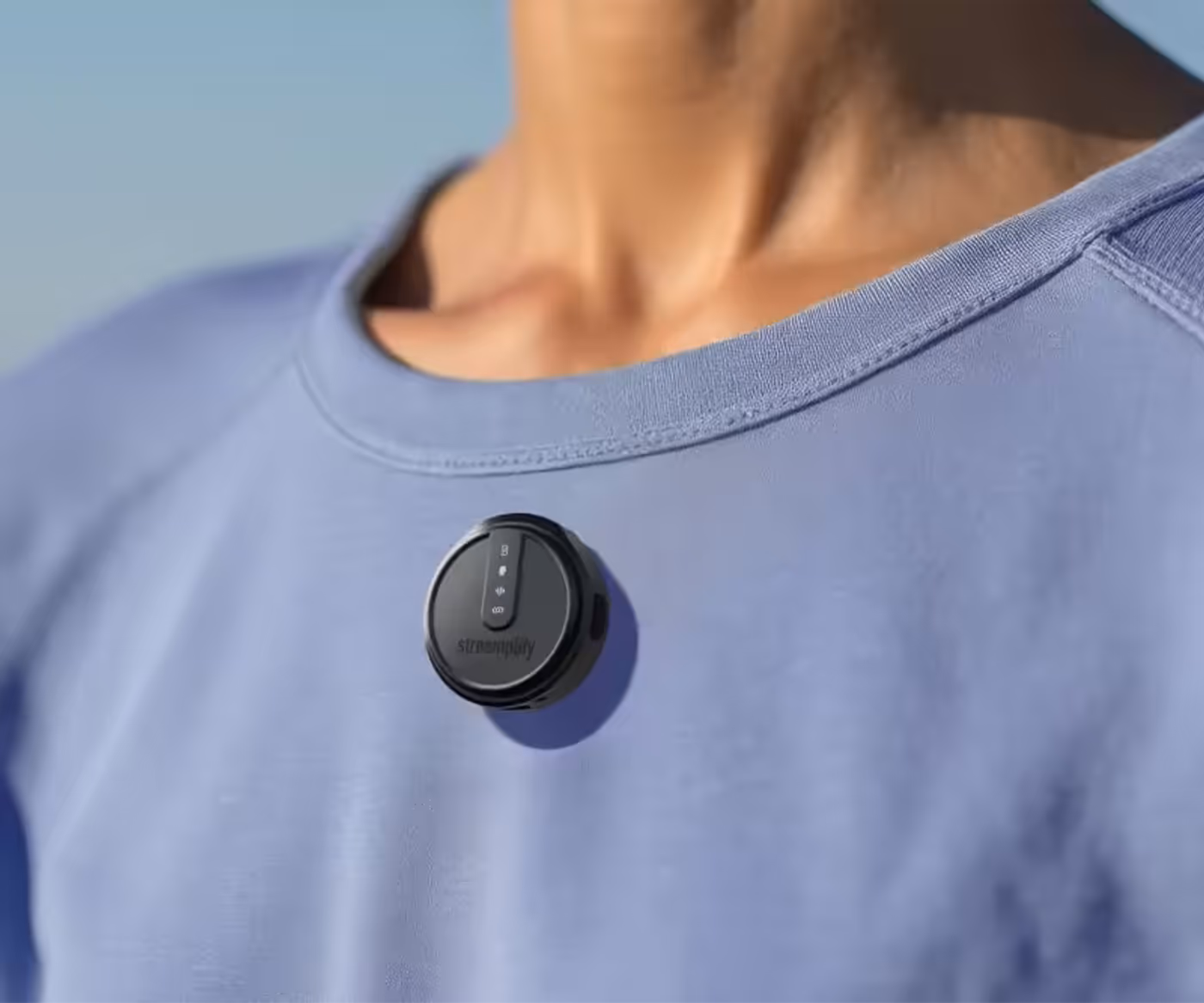 The Streamplify Mic Go attached using its magnetic clip