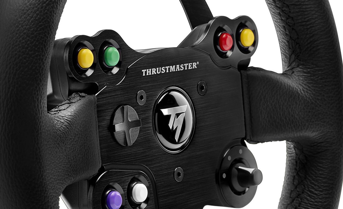 Central steering plate of the Thrustmaster 28 GT wheel showing its buttons, rotary switch and D-pad