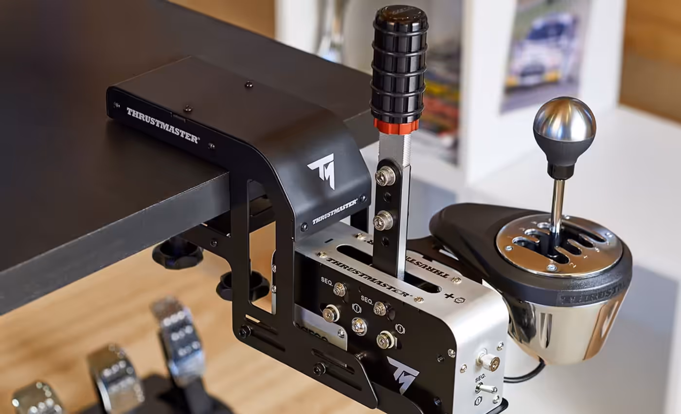 Two-screw attachment mechanism of the Thrustmaster TM Racing Clamp