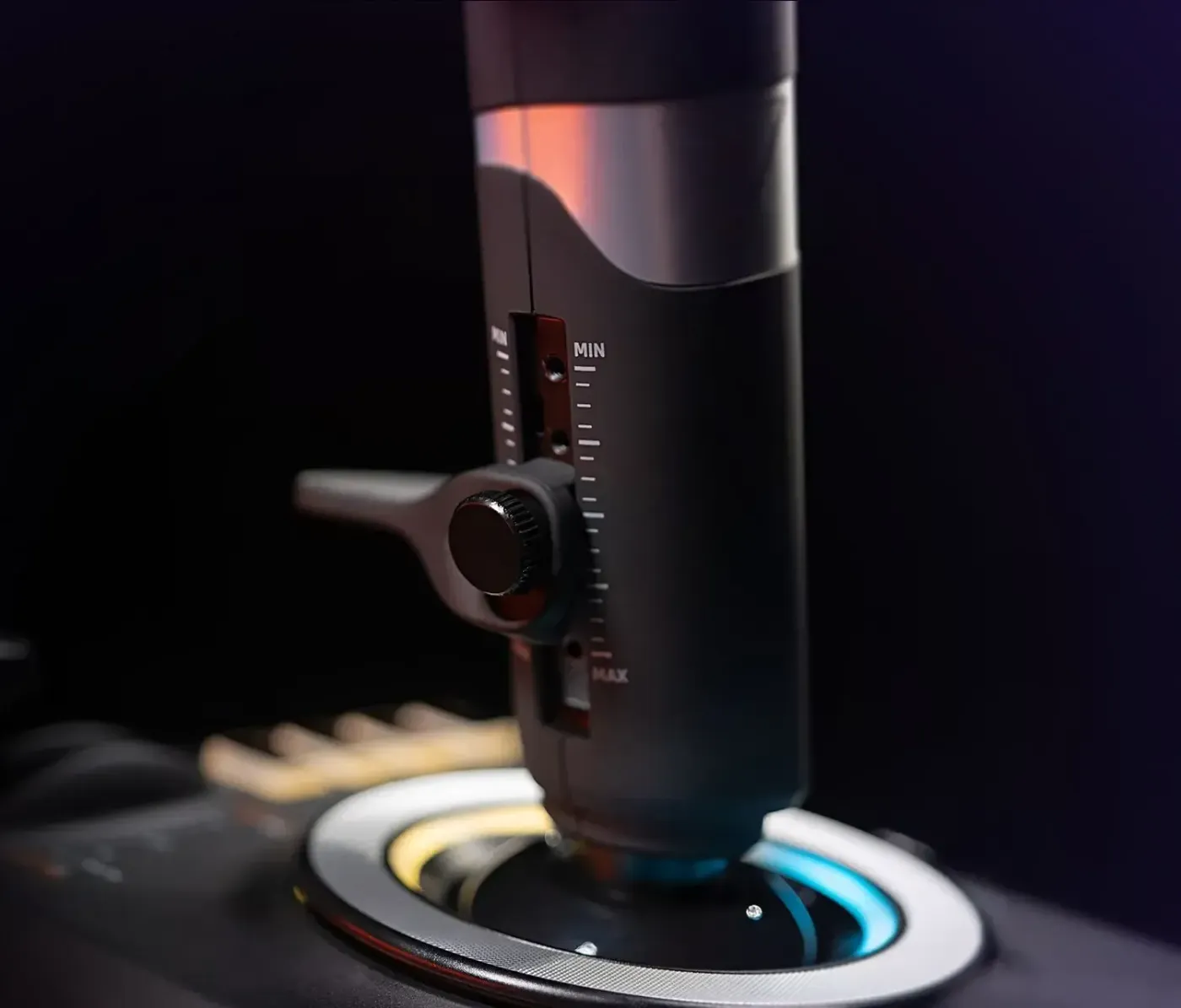 Adjustable control knob with minimum and maximum settings on gradient background