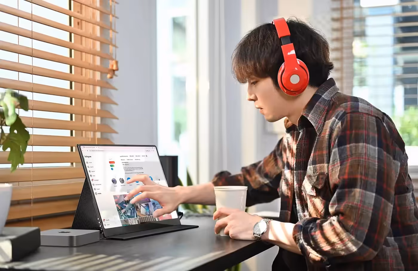 16-inch 3K OLED portable monitor showing crisp visual quality