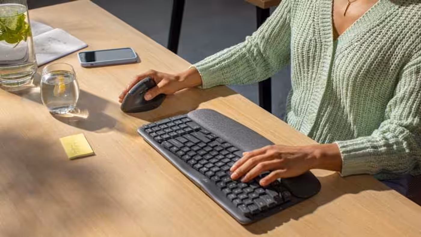 Ergonomic mouse featuring a natural 57-degree handshake position for hand comfort
