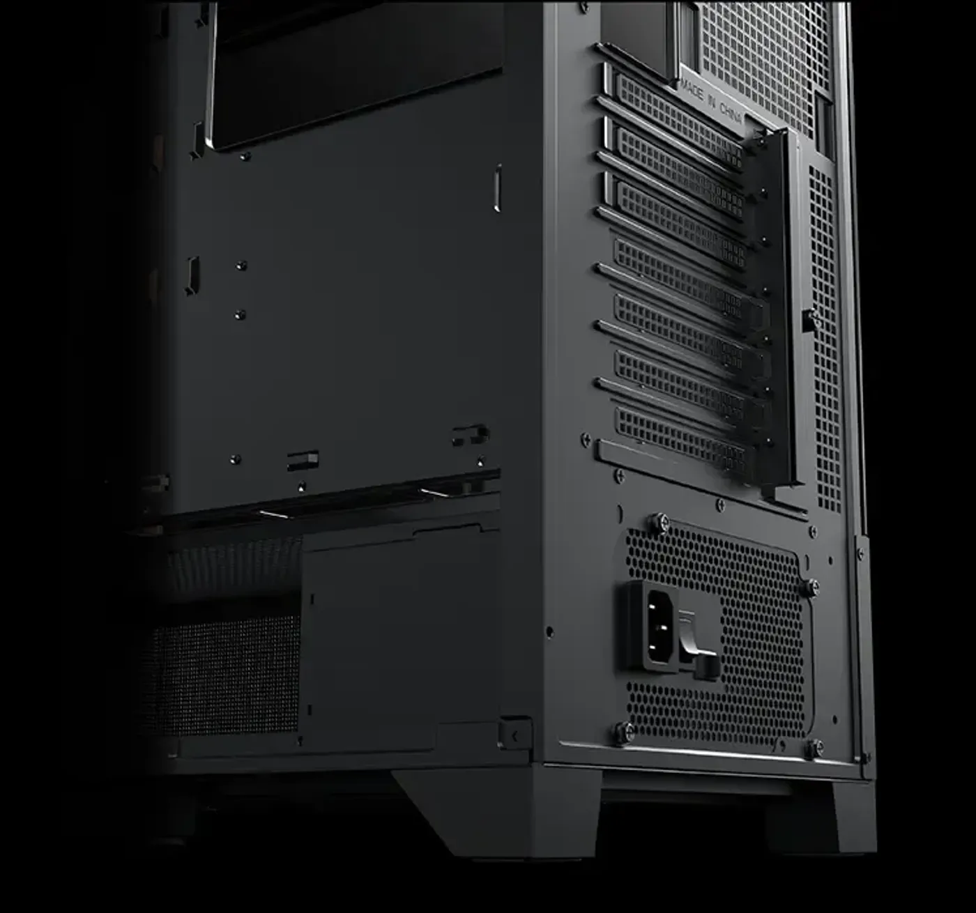 Power supply bay and shroud area of the Xigmatek Endorphin Ultra