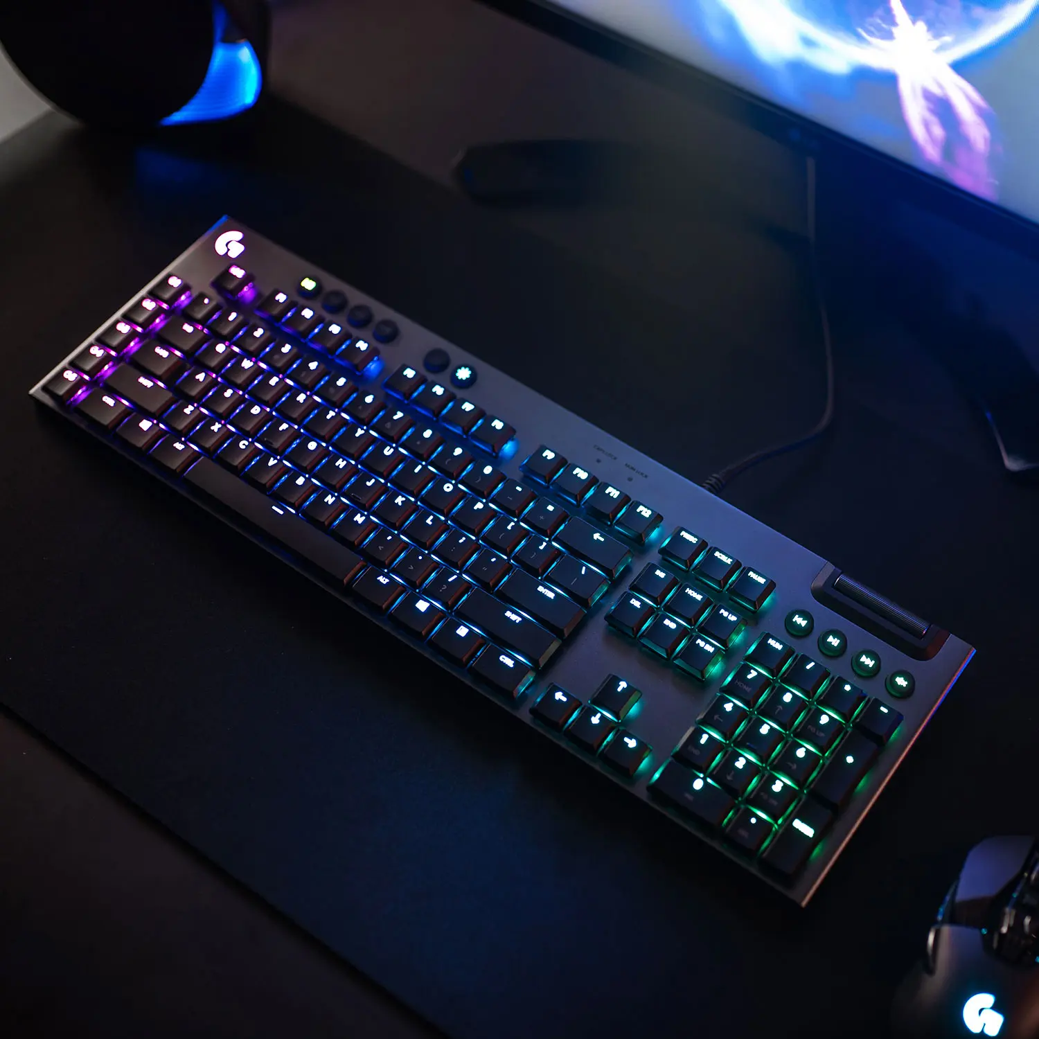 logitech-g815-lightsync-rgb-mechanical-keyboard-linear-switch-1500px-v1-0007.webp