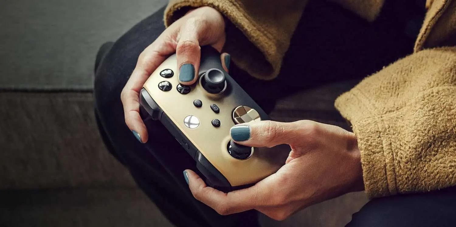 xbox-wireless-controller-special-edition-gold-shadow-1500px-Gallery-Img-v1-0005.webp