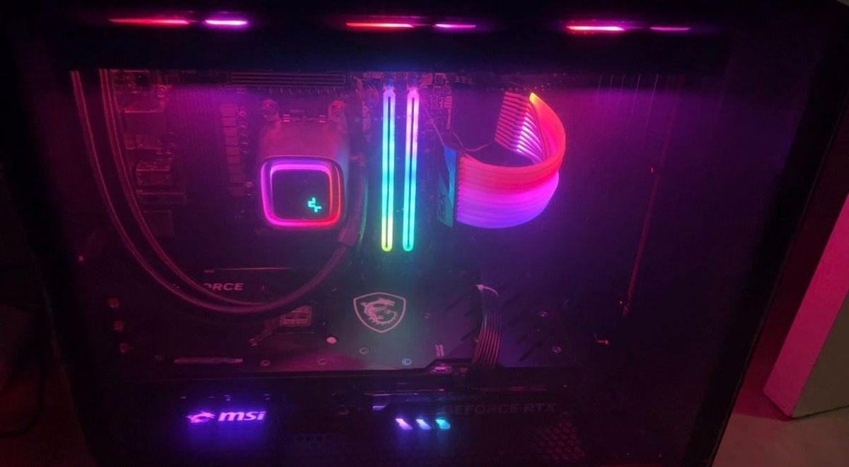 Stacked display and neon vibes | Evetech