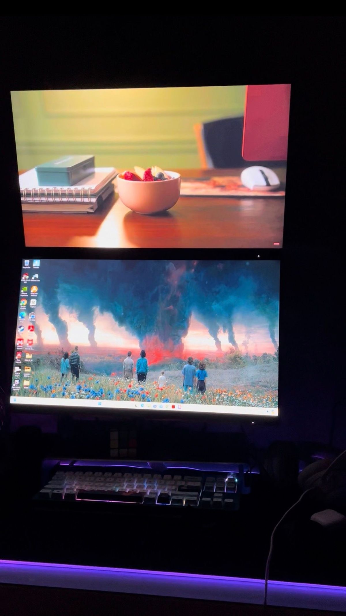 Stacked display and neon vibes | Evetech