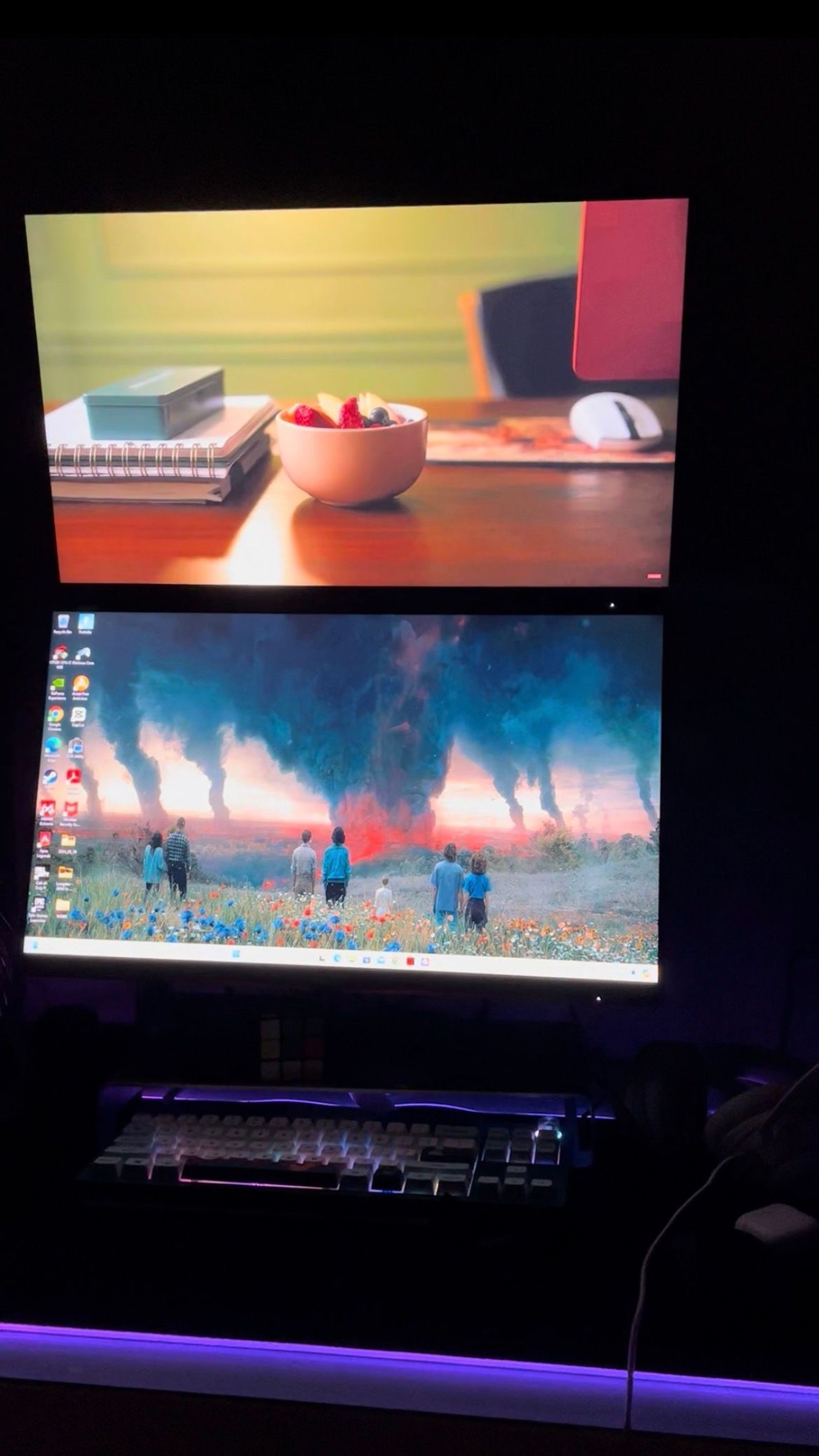 Stacked display and neon vibes | Evetech