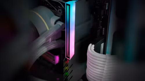 One illuminated DIMM area versus a matching light effect across several sticks