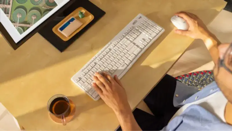 Logitech MK295 Wireless Combo Full-Size Keyboard