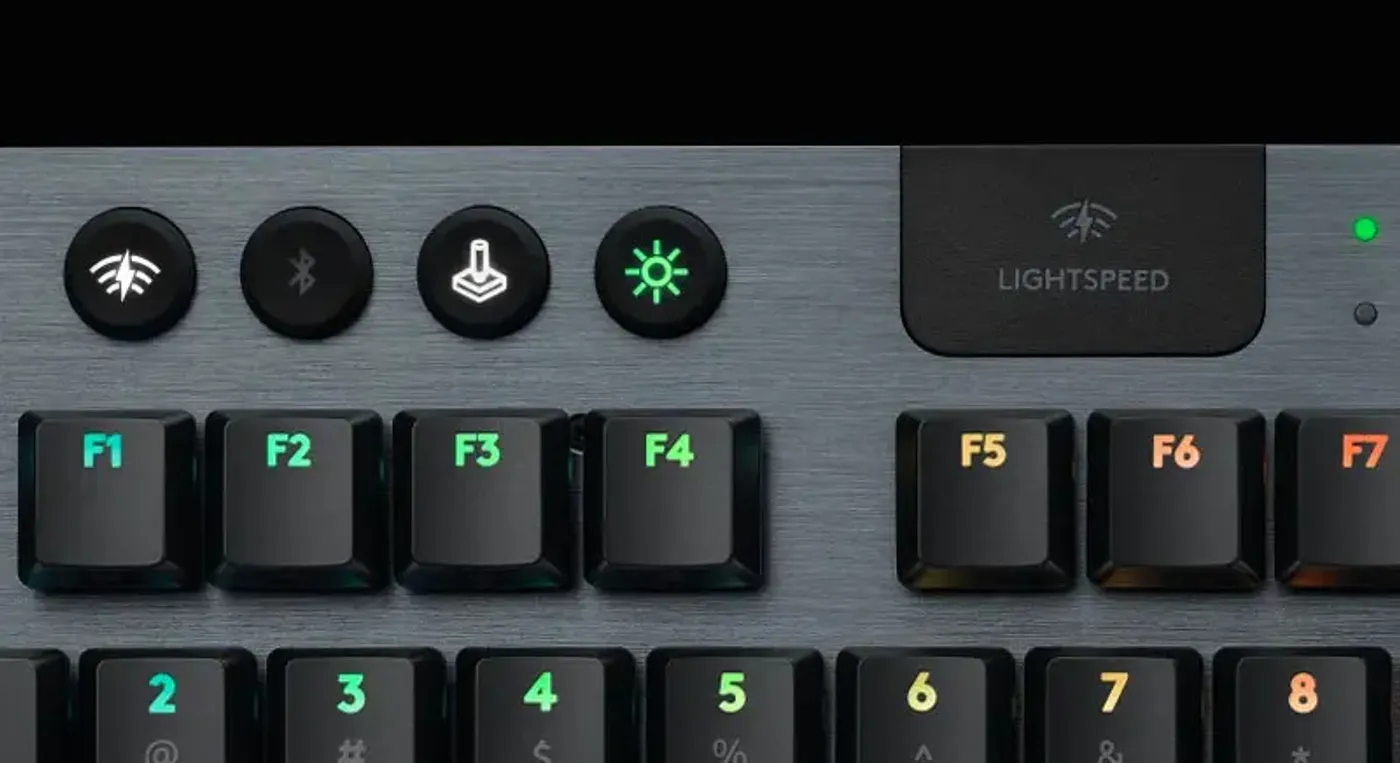 Logitech G HUB software open alongside the G915 TKL keyboard
