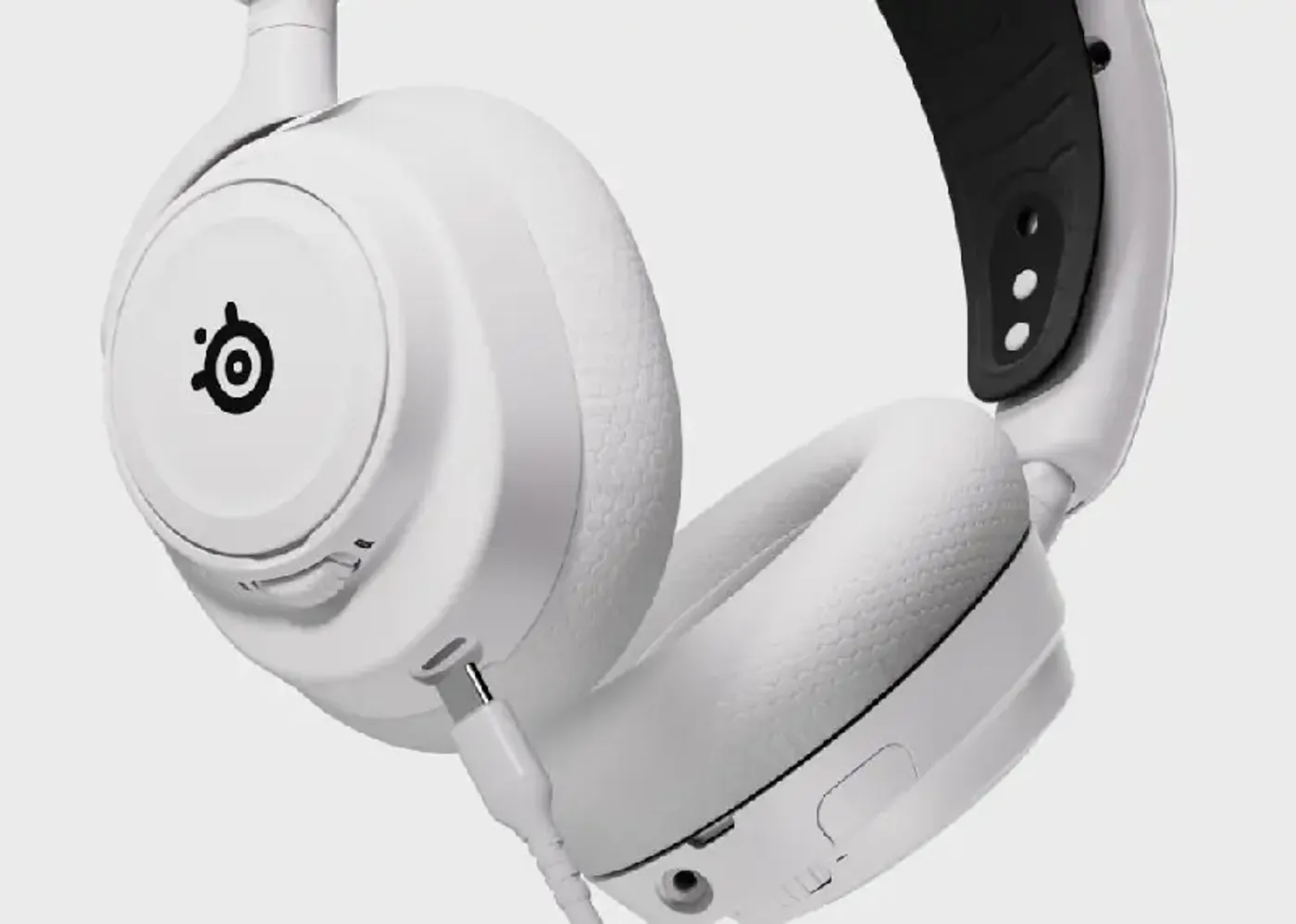 USB-C charging port on the earcup of the Arctis Nova 7X