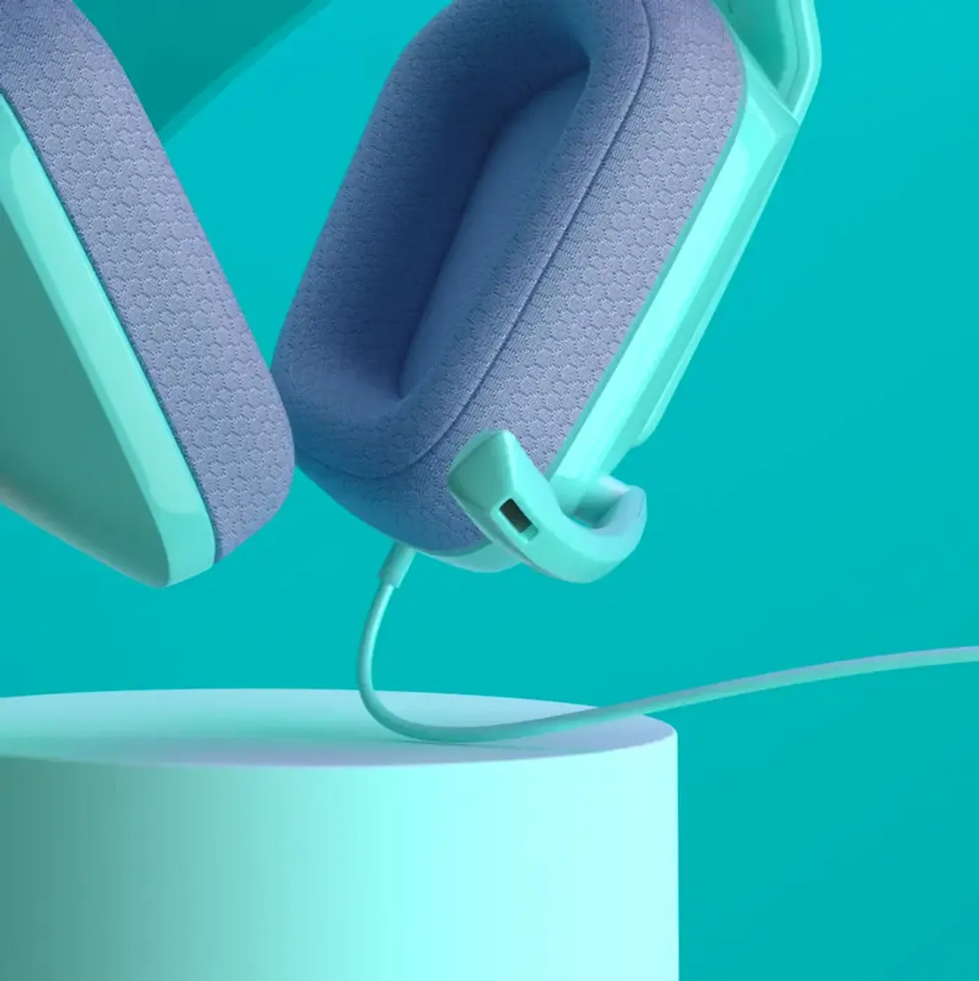 The Logitech G335 3.5 mm cable connecting to a controller, PC and mobile device