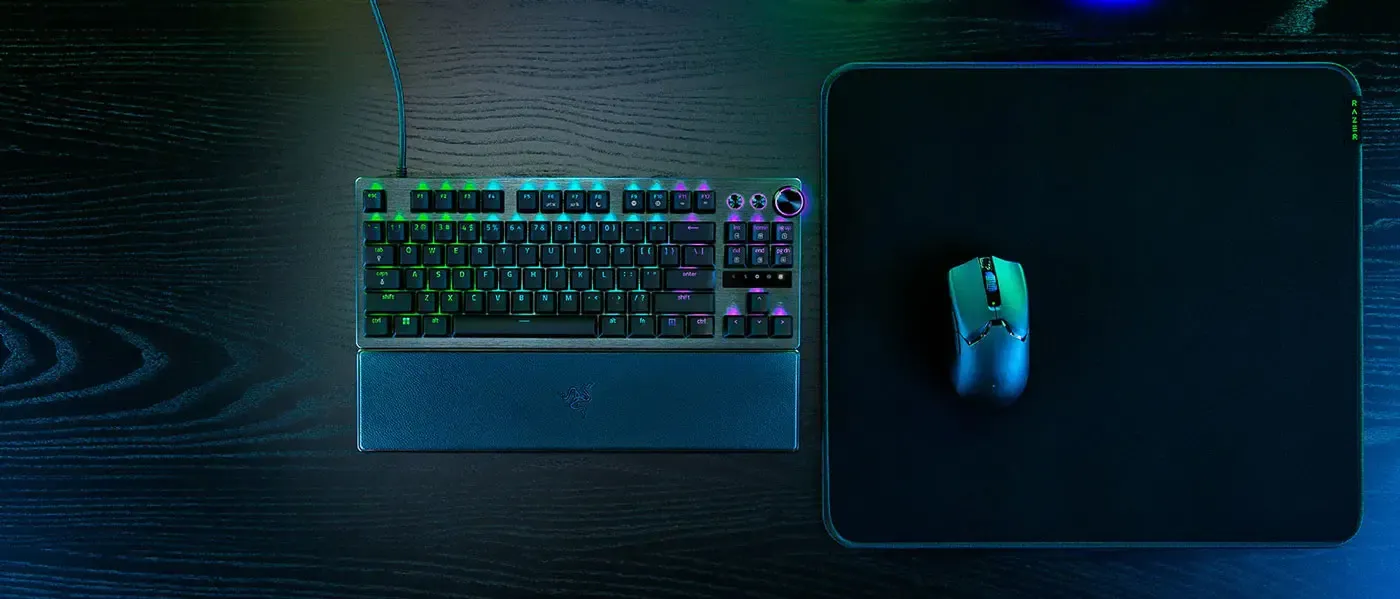 Magnetic leatherette wrist rest attached to keyboard for ergonomic support